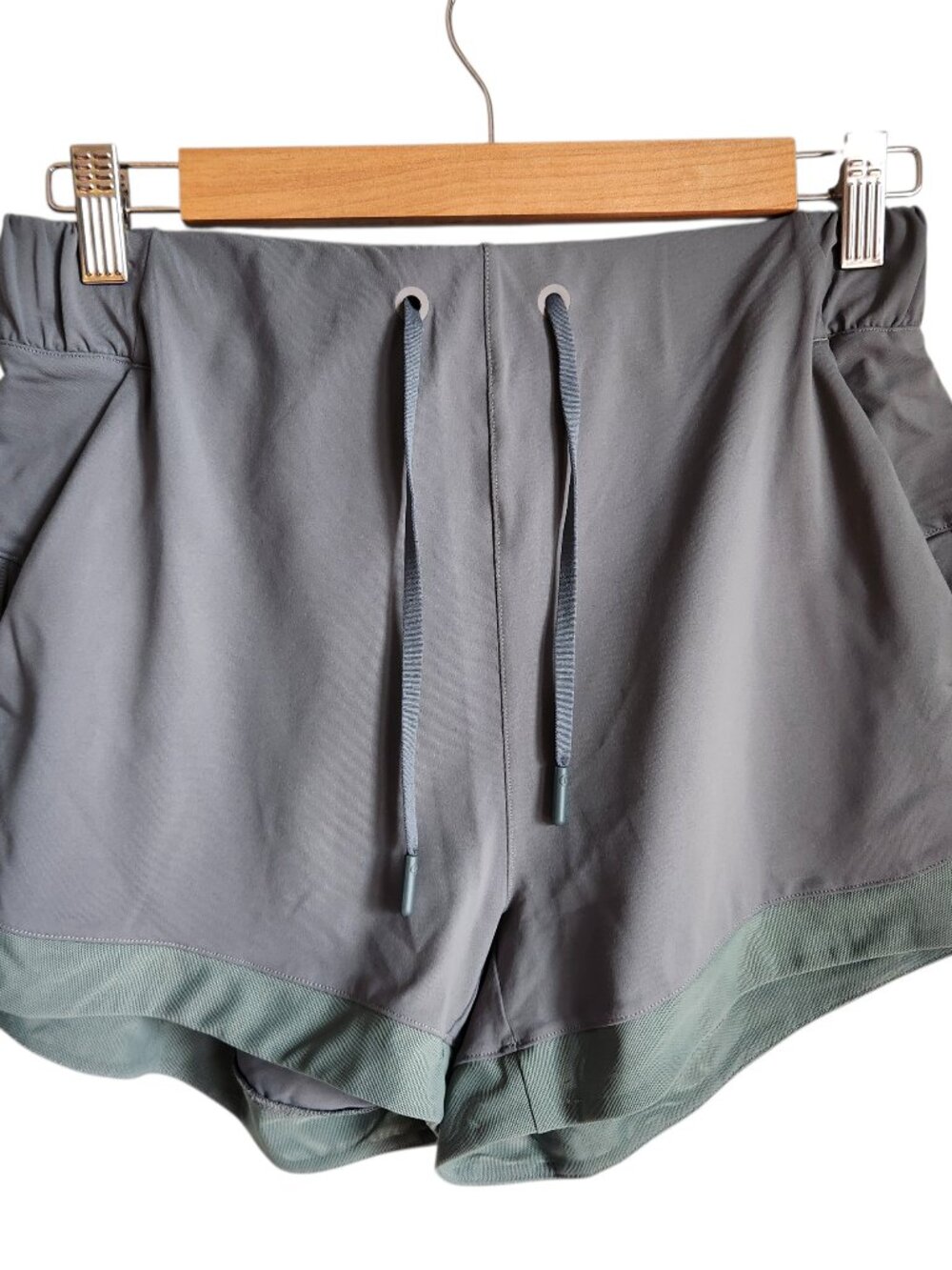 Lululemon Shorts Green 4 Small Women's Sunsetting Shirt 3" Inseam Pockets